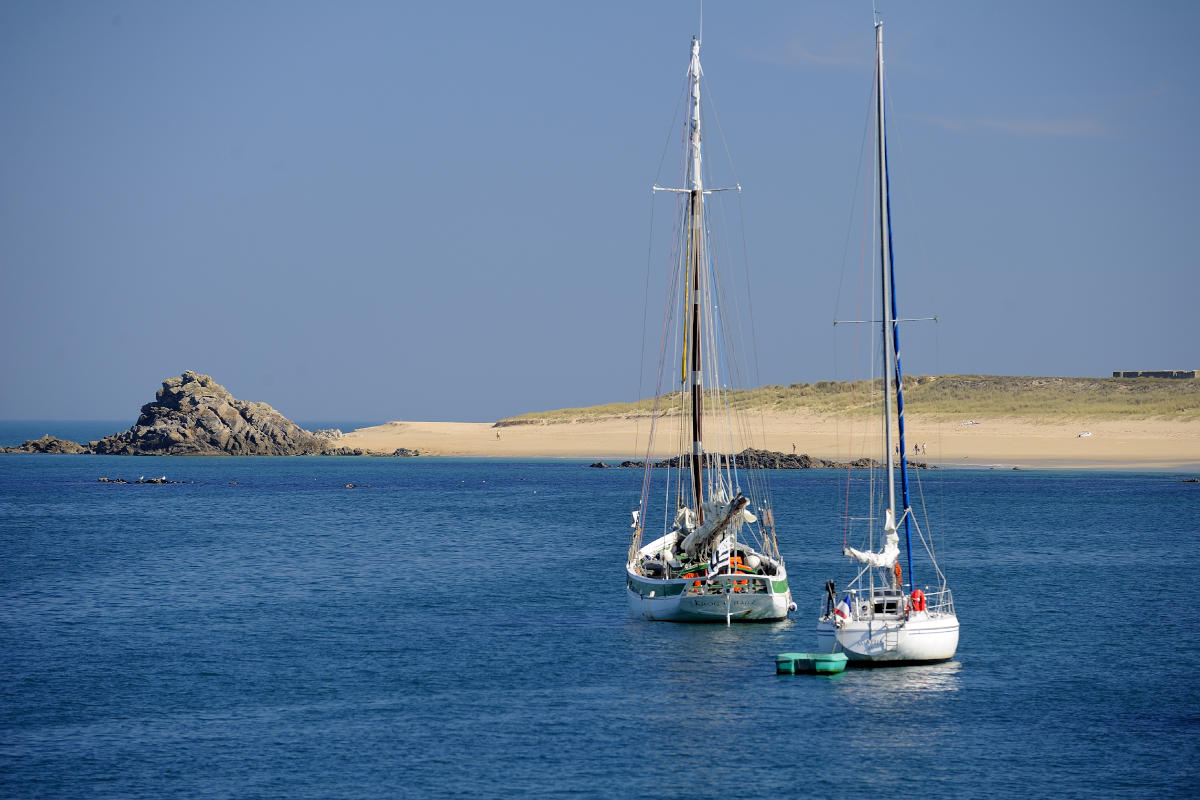 wild anchorages north of Houat Island sail-boats-anchored-in-Houat-island